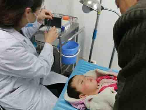 �ؼҲ��������µ�ʱ�䣬С���������۾��ܵ���ë�̼������۾���Ȼ���᲻ֹ��ȥ����ҽԺ��飬ҽ��˵����ڽ���1�·��ٴ�ʩ���������������������룡����ֻ��10���´�ĺ��ӱ��ܲ�ʹ��ĥ����������˫Ŀʧ����Σ�գ�һ�������ϵĳ���һ���һ��Ũ��