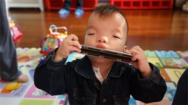 ����һ����ס����NICU,�������,һϵ�еĲ��鶼������:������ѡ�ֱ����������­�ѻ��Ρ���Բ��δ�ա�˫����Ĥ��Һ�����ܷ����������������������׵ȵȡ���û�����µĺ��ӣ���Ȼ����ô������⣬����˯����������������һ���죬ÿһ�������������趼�ܵ��ģ����ܽ��š�