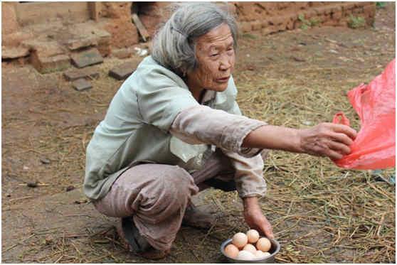 ̩��������������7���������ˣ�����80�꣬�������صİ����ϣ��뻼�о��񲡵Ķ��Ӷ�ϱס��һ�𡣵�֪���������Ǽ��˽��������������˰Ѽ�����еļ��ż����������ó���Ҫ�͸����ǡ�����װ���������ϴ�����ʵ�����˶߶����µض�����˵��&ldquo;�Ҷ���һ�����Ӹ�����װ��&rdquo;��