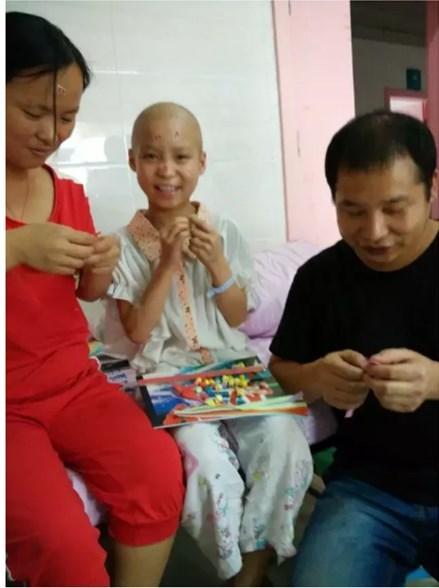 ĿǰС������ڽ��е�14���ƣ�δ������10���Ƶ�·Ҫ�ߡ�С�����ҩ��Ӧ�����ԣ�Ż�£���ǻ���ã��޷���ʳ��ֻ�ܿ���Һά�������������Ӫ������Ȼ��ħ�����С������ĥ����ɫ�԰ף�����ȴһֱ�ܼ�ǿ��ÿ�λ��ƺ󣬶�����ʹ���̣������������ѹ���ǿ����ĬĬ�������ᡣ