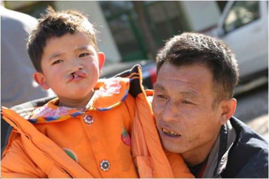 �������ȴ��ѵ�������һ����Ӥ�������İְ���һ����ʵ��ũ��  ��С����ԣ����޷�ֱ�����ߣ�ֻ�ܿ�˫��֧����·��  2008�꣬��������Ȼ��ʹ��������˵�һ�δ������޸��������Ӵ˿��������ǵ�Ե�֡� 