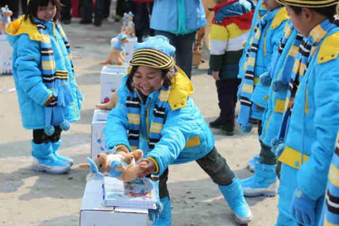 �����Ǵ�����ů��������¶��£���Ь������ñ�ӡ����ף��·�һȺ�ɰ��������飬����ͯȤ���������ĵ�������������ȺԽ����Խ�µ�������Ľ���л���