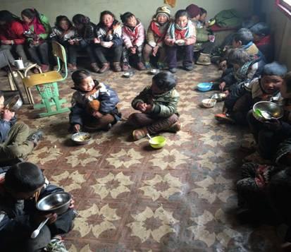 ������û��ʳ�ã�С�ֶ����룬Χ����ǽ�߳Է�������ÿ�˶�����һ�����裬��������������Ȼ������û��ʲô��ɫ��������ľ���������� 