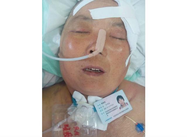 �������ҵ�ĸ��ȴ���Բ������ڲ����ϡ�����9��10��ĸ�׹���˫����22��47�ָɻ�ؼҵ�·�ϣ����޼���ƽ����԰���ſڱ�һ��������ʻ������Ħ��ԽҰ��ײ����·�ߣ���ʻ���������ݡ���ĸ���������޼����ʺ�ҽԺ���Σ����������ǹ��ۣ���­��Ѫ�����޷����α���ҹ�����ӱ�ʡҽ�ƴ�ѧ�ڶ�ҽԺ��