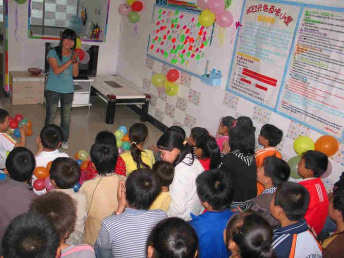 �ҷõ�־Ը�������˽⵽�������֮�󣬼�����ȡ��С���ͻ���ѧУ������־Ը��������ѧУ��֧�̣����������֡�һ��֮�����Լ���֯ͬѧ�������Լ���ʦ��ѧϰ�������֡�������֪ʶ���ص�����������С�ĵܵ��������������Ρ�����������֯����֧�̣�������֯���ζ����ض�ͯ��ο���ݳ���