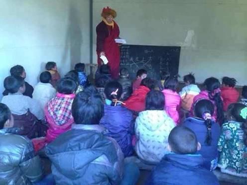 ������Ψһ�Ľ�ѧ�豸����һ��СС�ĺڰ壬�Ҳ���һ������д�ֵĵط����������������������ڽ��ҵĵ������Σ�ÿ����ˡ����ڱ�����ѩ���ǰ�ĵĽ��ң�