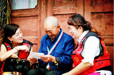 1����עǭ����ս�ϱ�־Ը��ο�����߷ÿ�������ʡ����ԭ�����202ʦ���츣�ϱ���־Ը�߰��ϴ�ȥ�����ϱ�����Ƭϴ�����������ˣ����������������˲��¶�����Ҹ���Ц�ݡ�