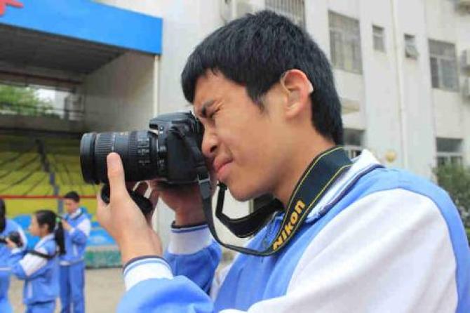 �麣���������ѧУ���ϸ������������һ������ѧ�������ӳ����ͱ����Ϊ�����Զ���������18��û��ѧ�����пγ̵����޷������ѧ����ѧϰ������ֻ���߳����ı�����ơ�����ѧУ��ʱ�����Ϲ�һ��ʱ�����Ӱ��Ȥ�࣬����Ҳ������Ҳ�ܸ���Ȥ�������Ϊһ��ְҵ����Ӱʦ��