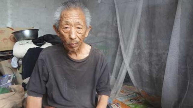 76����������������������ʱ������������û��Ǯ���Ƶ���ֱ�����춼�������죬Ҳ����˵��������Ūʪ����Ϳ��ӡ�Ϊ�˶����ܹ����������˵��ϰ�ÿ�춼Ҫ���ſ����������˵Ĳ��벻��Ϥ���������˸ж������ǵĶ����ڽ����Ӹɿ��������벢���ߣ���ʹ�������˵ĵͱ���һ����Ҳֻ����ǿά����