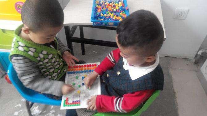 ����խ�Ŀռ������������һ������ϲ�Ģ�����档��Ϊ��̾ߵ�ȱ������ʦ���Ͽ�ֻ�ܻ�����ñ˴˵Ľ̾ߣ������ܸ��������ṩ��ԣ����̾������Ǿ������ˣ������������һ������Ϲ��������ǵ�С��أ���ʦ��ֻ��¶�����ε�Ц�ݡ�