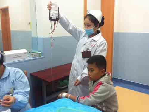 ͯ����һ���������ÿ��ֵ�ʱ�⣬��л�ַ��ڳ���5�����º󷴸����գ��ڵ���ҽԺ����ض�ƶѪ����ʱѪ�������Ѫɫ��ֻ��40��g����ҽ���Ľ����£����˴�С�ַ�ȥ����ҽ�ƴ��������ַ汻ȷ�ﻼ�����͵��к�ƶѪ���⳹�׸ı�������ͯ�ꡣ