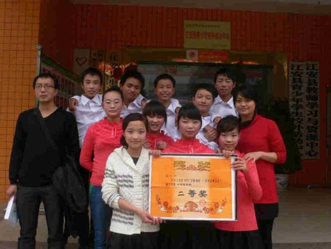 �����㽲̨�������󾫡���һ�е�12���ѧ�����У���ʼ��վ�ڽ�ѧ�ĵ�һ�ߣ�һֱ�������Ľ�ѧ�����������ι�������ѧ��������ʱ�����Ϲ�3��������ĿΣ��ܿ�ʱ����������ϰ���31�ڣ��ڵ���ѧУ�̵�����֮ǰ������������������Ľ�ѧ��