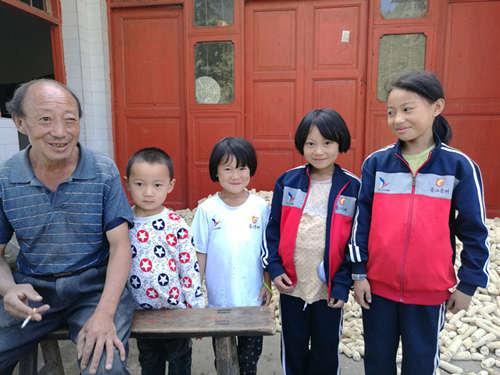 ���ұߵ�Ů���лƳ����������뿪�ˣ��ְ����㽭�򹤣�����ĸ���үү���̸�������������ƽ����Ķ�أ�����2ǧ�����ף�1ǧ����������һ������Ҫ������Դ��������࣬��һ���˹��ü򵥶����֡�����һֱ���೤������ʦ�ĵ������֣��ڼ����Ϊ��㣬Ҳһֱ��үү�������������ܼ��ļ���