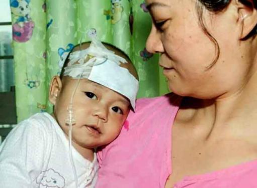 �漣�����󣬼���������ҽԺ�ȹ���������ʹ������ӣ���������������Ҫ����һ���뿪���������ͷ�������漣�İְ�һֱ�ᶨ�ظ�����վ��һ�𣬼ᶨ��Ҫ�ȱ��������ڽ���7���漣ȥ���ݸ���ʱ��ҽ����֪���ǣ�������׼������ֲ�ɣ��漣����������ٵ��ˡ�7�µĹ����������ȣ����漣�ĸ�ĸȴ��׹������