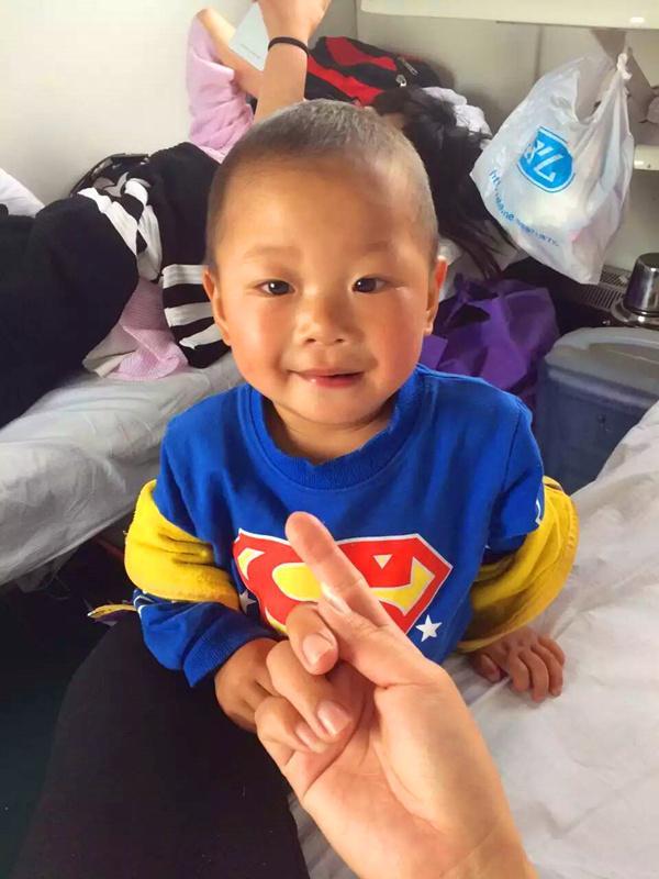 ��������С��������2014��9�����ں��ϰ�����ͨũ�ң��������㡣�������и�ĸ��˵�����Ӷ����������۶����õĴ��ڣ�������ѹ��������ֻ�ܺͼ��˷ֿ����游ĸԶ���½���������С����ȴ��ǿ���ɰ������£�ΪԶ�����ĸ�ĸ�������޵Ŀ��ֺ�ο�壡С��ͥ��ܰ��г���Ҹ���