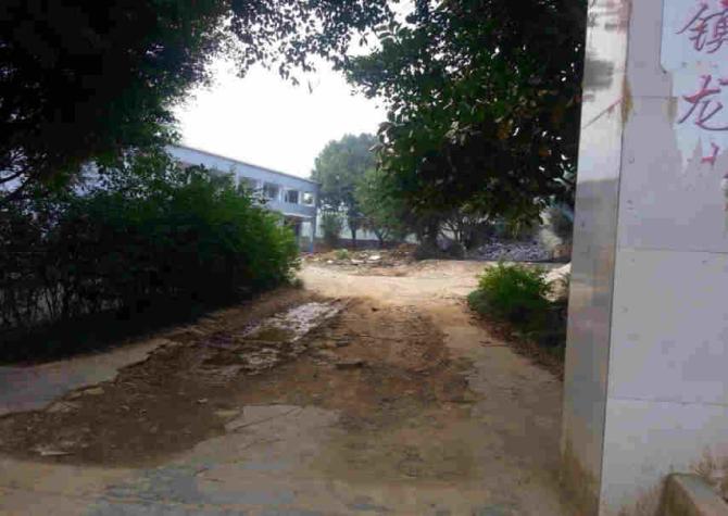 ���������˶��Ŀںţ���ȫ������ѧ������������ٳ����߽�����Ȼ���ߵ������£�����Զ���Ĵ������ش�ɽ�����������Сѧ��ѧУ������ʩ��󣬻������Σ���Ľ�����٣�Χǽ�ѳ�Σǽ��ѧУ�Ĵ�����ͬ���衣