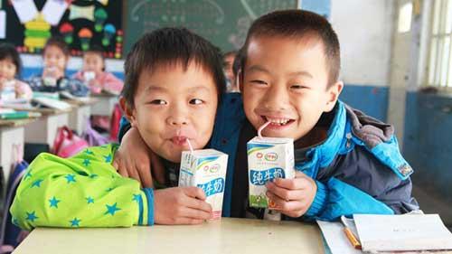 ���ǽ���һ�Ҵ�������Ʒ��ҵǩ��������ͬ����֤ţ�̵����������䰲ȫ��1��250�����Ĵ�ţ�̴�Լ3Ԫ����������ѣ���һѧ��ѧ����У��Լ200�죬600Ԫ�Ϳ�����һ������һѧ����ÿ�춼����ţ�̺ȡ�300����Сѧ��һ��ķ��ô�Լ��180000Ԫ��