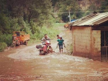 һ���棬ɽ����ͯ��ѧ·�����ӡ��������ߡ���2011���ȫ��&ldquo;����&rdquo;�ϣ�һ�����Զ����غ�������ũ��СѧУ����Ӧ���ڽ�ѧ���ֵ����󣬵���200��Сѧ���У�һ��Сѧ����ѧ·�����ӵ���5�������ϣ���һ���棬·;ңԶ��·�����ͨ��Ӫ���أ�ȱ��У���ƶȵ�����ʹɽ����ͯ��ѧ��ͨ��ȫ����������