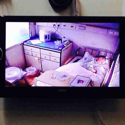 ��ΰ���ĸ���� �ڻ����ڼ䣬���˻���Ѱ������;������Ѫ������Ч����;��������Ѫ��ϸ����ֲ��ͨ���л�������̨�����������Ѫ��ϸ����ԣ����øߴ�5���Ԫ��֮ǰ��סԺ���ƣ��Ѿ��������ͥ�����ظ�����ʷ��ø����Ǹ��������֡���ҽ�����˽⵽��������Լ��ĸ�ĸ��Ѫ��ϸ����ԣ�����Ҫ�͵öࡣ��Ϊ�����Ǽ���Ψһ�ľ�����Դ���������屾���Ͳ��ã����󶰵�ĸ�׳е�����Ϊ�����ṩ��������𡣴�����סԺ��ʼ������ĸ�׾�һ����ҹ���϶��ӣ�һ�߻�ҪΪ���Ƶķ��÷�����������������ᣬ��Ϊ���ö��ӵõ����ƣ�ΰ���ĸ�ײ����Լ������壬ע���������ڼ���������7�죬�����������Ѫ��ϸ����ֲ��