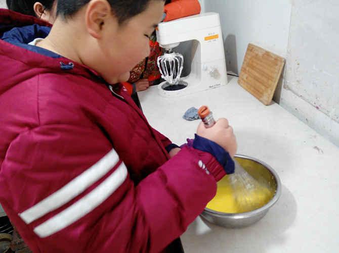 ְҵ�����������ѵ�������ǳ�ϲ���決������������Ȥ˼�￪���˺決�γ̡���������ʦ��ָ���£�ѧϰ������ı���������ͼ�������ڽ��走Һ������15�ογ̵�ѵ���������ܹ��������ɿڵı��ɡ�