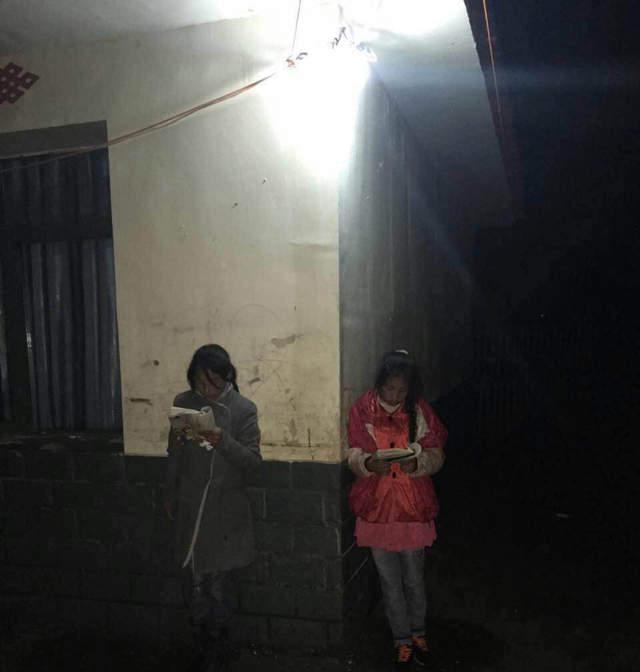 ������������ݾ��������ĸߺ�ȱ�������µ͡������ǿ������ʱ�䳤������̫������Դ�������Ϸḻ�ĵ���֮һ���������Դ���ţ�����ѧ��ѧϰ����ʱ��ǳ����ޣ���95%���ϵ���Уѧ����Ϊ������Ů����ס��ңԶ��ɢ��ȱ��������Դ�����»����޷����㵱�����������ڼ�ҹ��ѧϰ����Ҫ��
