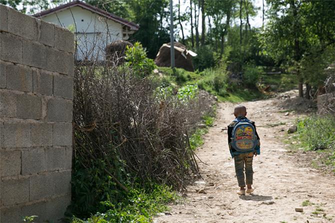 �ر����һ��ͯ�ڣ�2016��5��31�գ���6�㣬����������һ������ȥ��ѧ��·�ϡ����������꼶����ס��ɽ�������ص�һ��С���ӡ�ÿ�죬����������˫�Լ���ϲ����С��Ь��3��Сʱ��ɽ·ȥ��ѧ����˫С��Ь������Ϊȥ�꿼�Ե��˵�һ�������˺ܾðְֲŸ���ġ��������������ĺ��ӻ��кܶࡣ