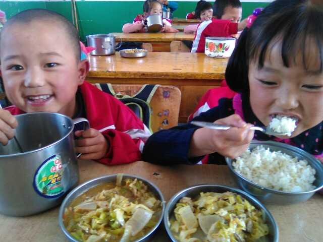 �����Ƽ�У����������������ʳ������������֤ÿ��2-3���ˣ�����һ����ˣ���һ����ʳ����ʳ����150�����ң�����60�����ң��߲�150�����ҡ��ر���Ҫ��֤��ʳ�����ʵ����ʺ��߲˵����������Դﵽ��ʳ���⣬����ѧ���Ͽκͻ��Ҫ��������