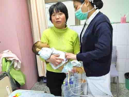 ���Ǻ��Ӵ˿̶Ǵ���ģ�Ҫ�ȳ��һ���ֵĸ�ˮ����ʹ�࣬���ʼ�ҽԺ�������г�ȥ1500ml�ĸ�ˮ������ʱ��������ࡣ���ÿһ�ο���Ц��ǣ���Ÿ�ĸ���ģ����ǲ�Ը��������ӣ���Ը�����һ˿˿����������ϣ������˵�������������ֲ�����Ⱥ��ӣ����Ƕ�Ը�����Լ������һ���ָ���𩣬