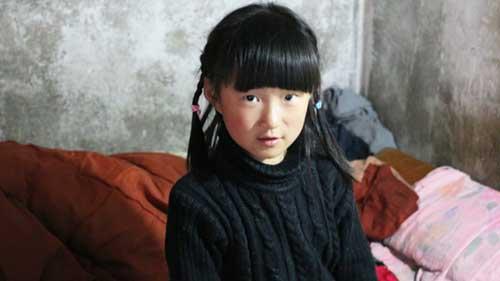 ����7�����������һ������ɰ���С����ӳ�����ʼ�����ͺ�үү����ס��һ�𡣰���ȥ�˴����ȥ�򹤣�СС�������������ڼ��磬��Ϊ��һ�����ض�ͯ�����ÿɰ����������кܶ�С��飬�����������εģ�����ÿ�괺�ڰְ�����ؼҵ����ӡ�