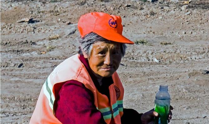 ʯ������˿�ˮ�����ˮ�����˲����ϵĺ�˵��&ldquo;�⼸���¶ȸߣ���ˮ�࣬��������һֱ�����ʡ��·�ʪ���ָɣ�������ʪ�����Ըɴ಻�����������ܵ��Ǻ�ˮ�����۾�������������۾���&rdquo;��������ת����ת����һ�鹤��һ�߻ش��ҵĵ����ʣ�˿��û��Ӱ�칤�����ȣ����ſ��ţ��۾�һ�ᣬ����˵�����������