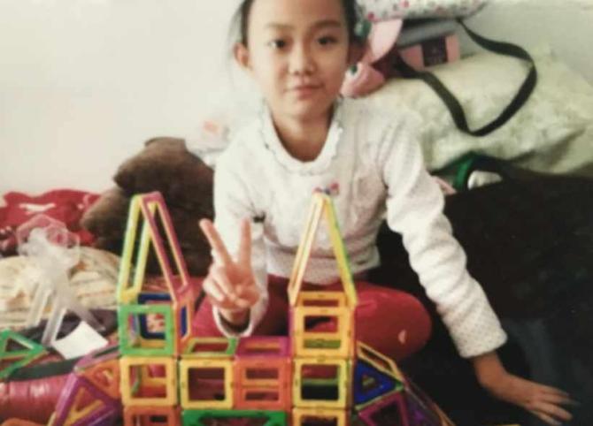 �����ɺ͸����������ɹŰ�ͷ���ˣ�Ů��С��¶��һ�����꼶��ѧ����һ������ԭ����ס�ڶ������پ���47�ţ������������ٹ�ά�������Ϊ��������Ǩ��һ�����ڰᵽ�˱���������ס������¥�������Ӹ�������ת��