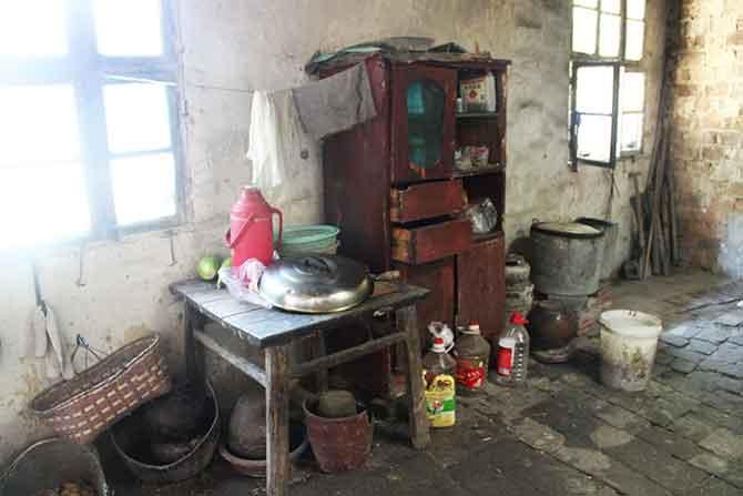 &ldquo;��ǰ�Ҵ���û�������һ����Ҫ���ŵͱ��Ͳм�֤���ա�&rdquo;���Ϻ�һ����ڣ����Ϻ������ӡ����ӡ�ϱ�������ӣ���ס�������˽�������¥���ڳ���©�꣬�޷�ס�ˣ�ֻ�ܴ���һЩ�����������û�������䣬ƽʱ�ϲ���Ҫ�Ƶ����Ӻ��棬��ϴԡҲ����һ���ݶ�©���С��������ɡ�