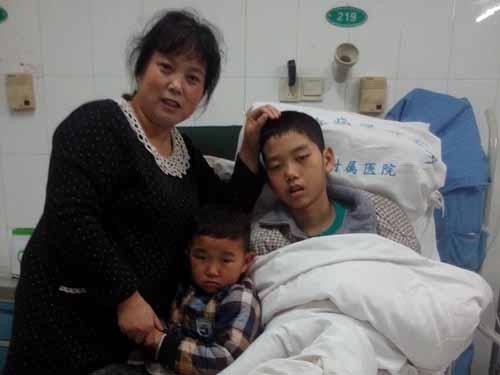 ��������һ�����������Ͻ��ĺú��ӣ�2014��һ�죬������ѧϰʱͻȻ�����ַ���������д�֣����Ӹ�ĸ�ʹ��ź���һ����һ�ҵ�ҽԺ���ر��ܣ����Ƕ�û�н��������������Խ�����ء����ȷ����Ϊ�ζ��˱�״�����Ӹ�ĸ�㾡���У�Ϊ�������ƣ�����ҽ����ҽ�����ǲ��鲢δ�õ����ƣ���Խ�����ء�