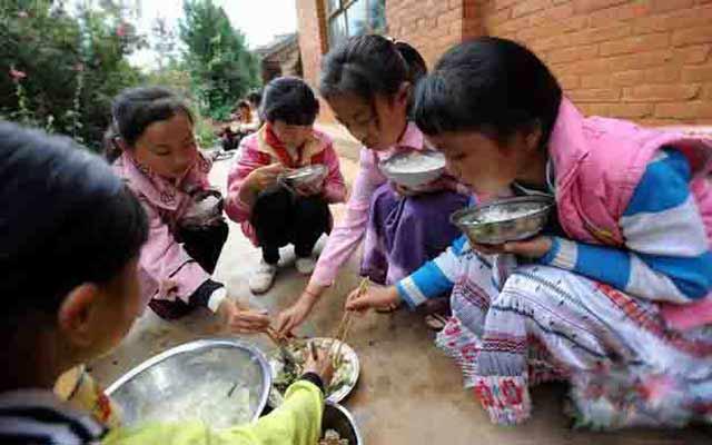 ��ʹ�ں���Ķ��죬¶���̨�� Ҳ�Ǻ����ǳԷ���&ldquo;����&rdquo;��ѧУ������û�ж����ʽ�ѧ���ǵĲ� ��һֱû�ܽ���������к�����Ϊ��ʳ��������θ�������������ǵ���ʳ�� ���ò������ϡ�