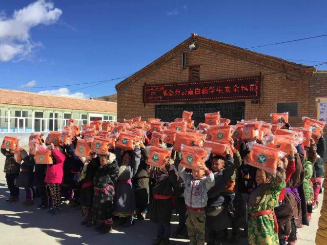  �˴�&ldquo;��ȫ��&rdquo;�ķ��������練�첻������2015������ݲɼ������У������յ��˺ܶ�ƶ��ѧУ��NGO��֯�����룬�����ʽ����ޣ�����ϣ���ܻݼ������ƶ����ͯ��ϣ������İ�����ʿ���������һ�������Щ���ӡ������������ǿ��ĵ�Ц��������ĸж��������������ĺܶ�ȴ��������̫�١��ƿ����&ldquo;��ȫ��&rdquo;����������������ԡ�Ϥ���͵��������С�