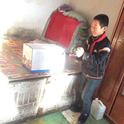 ���������20���϶ȵĵط���С�ɳ�ȴֻ����ë�¸������ס����Ǽ�ֻ���������ӣ�һ���������������һ��������ס�����İ��衢���̡��ܻܵ�����һ������˾ͼ���������׿��Ŀ��ϡ��ְ�������ͼ�����ѧ�����Ÿ�ĸ�ɻ�ȥ���ɳ��¸ҵľܾ��ˣ���Ҫ��ѧ������û�ж����ԣ�û���·�������ҲҪ�ú���ѧ��