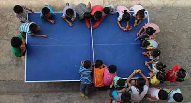 ���ڽ�ʦ���������밲ȫ��ԭ�򣬺�������У���Ļ����ѧϰ�����˽������⣬�����Ƕ�ͯ��һ����Ҫ�Ļ����ũ��ѧУ������ռ�С����λ�٣����ü򵥵�ֻ��ǽ�ڣ�����������������Ӫ��ȱ�����Ҹ��е���ܰ�����������ຢ�ӻص�������ͬѧ����һ�Ŵ��ϣ�ҹ��������˯��˯������� ˯����������Ӱ���Ŷ�ͯ�����ķ�չ��ѧϰ״̬������ϣ������ÿ��סУ�ĺ���ӵ�����õ�˯�ߣ���������ΪסУ�ĺ�����׼����ÿ��ʮ����ӵ�˯ǰ���£��ú������ڵ�������Ȥ�Ĺ�������˯�������������õ�˯ǰ���ỷ�������ɵ�˯ǰ��Χ��