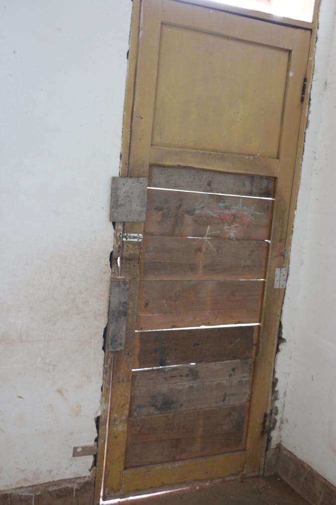 ������ľ���Ӷ��Ѹ��಻�������ʧ�ޡ�����ľ���Ŵ��ѱ��Σ������޷���˨��������ʦ��ֻ������˿������Сľ�������