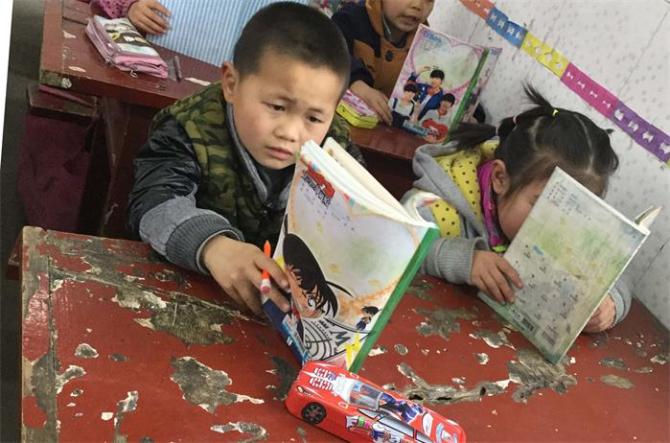 ���꼶�ĺ������ڵ����ϣ���ֻ������ҡ���ţ���ʱ��Ҫվ���������µ���һ�����ˡ����µĸ��꼶�������ǰ�����ȵ��������ø���ѧд�ֵĵܵ������ǡ�