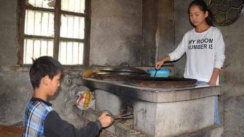 ��ͼ�����顿����������ռ������ڣ���Ȼ�����ຢ����Ϊƶ����ʧѧ���й�����5800���ƶ���˿ڣ��������ʧѧ���ѧ���������������±��Ѽ̵�ƶ����ͥ�С����±�����ά�ֵ�����£������ͥû��ѡ��ֻ���ú��ӻؼ���ũ���ߴ򹤡�