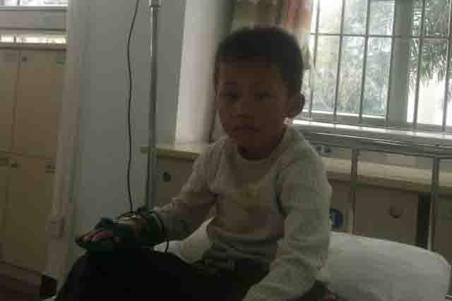 ŷ��2007��09�³���������������ص�С�һһ���˸о������㣬Ȼ��ƽ��������̫���ݣ�2008����¿�ʼ��С���;������գ�������������ɫ�ְף�������4���ڹ����ж�ͯҽԺȷ��Ϊ���͵��к�ƶѪ����Ҫ������Ѫ��������ά��������ֻ���ҵ����ʵĹ��������ֲ���������ܳ��װ��ѵ�ƶ��