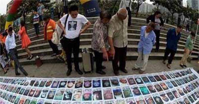 ����Ŀ���¡����а����������ʱ��ͬ���һ���˷��ӹ�����2014��3�±��������ؽ�Ȼؼҵ�ʱ�򣬼����������ڱ���Ѱ������үү�������ļ��Ѿ����飬�����ڼ������̣�ĸ����Ϊ���ǵĶ�ʧ��ҳ����Ѿá�үү���Ű����Ϳޡ�2014��12�¹���ʡ�������ذ������������˻ؼҵ�ϣ������������������2015��������߷��������ͥ��үү�����Ӿͻ�����Ǵ���绰���ʸ�����ͬʱ����С�����û��������