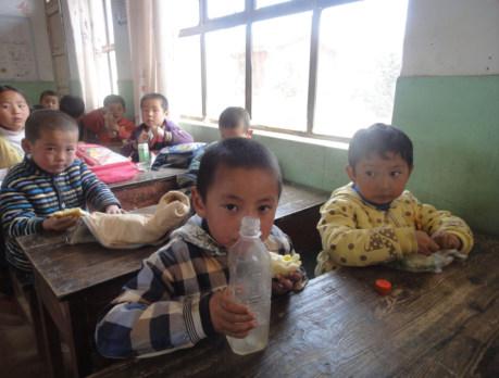 ��������Ҫ�����ˮ���ࡿ���������ˮ�����巢�������裬�й�����Ԥ����������Ӫ����ʳƷ��ȫ��ר�ұ�ʾ����ͯ�������������������Ĺؼ�ʱ�ڣ�ȱˮ��Ӱ�쵽����Ϊ��ı��֡���֪���ܺ;���״̬���羯���Խ��͡�ע���������С�ƣ�롢ͷʹ�ȣ���ÿ��������ˮ�Զ�ͯ����������Ҫ��