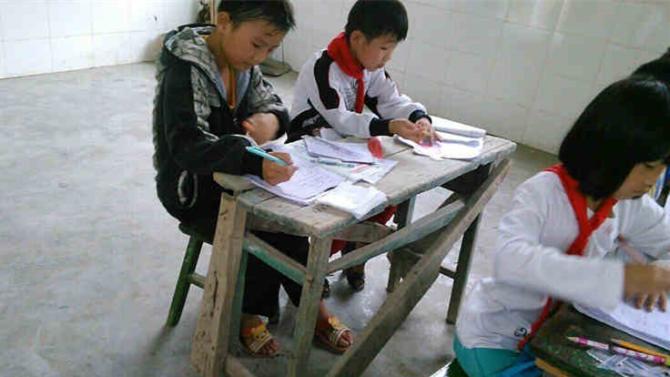 ���Ǹı䲻�˴�ɽ��ƶ�� �������ǿ��Ը���ɽ�ĺ���һ��д�ֵĿ�����һ���飬һ��ͯ����ֵĻ��䡣���ǽ�ļ��88100Ԫ������������Ĵ�ʡ�������ڴ�������Сѧ�������޽�ѧУ���ź͸��������ε�Ӳ����ʩ�Դ�������ѧУ�İ�ѧ������