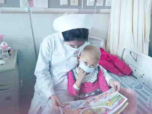 ������ͷ����ʼһ��һ�ѵ����䣬����֮�������������ͷ����������Ȼ��4�꣬��Ҳ�ǰ�Ư����СŮ���������Լ���С��ͷ���������ѹ��������ڻ����ڼ���ٿ��֣���Ϊ��֪���Լ�������ֻ���ø�ĸ�����ѹ���ҽ����֪����������ֻ�����һ���Ƴ��ˡ�