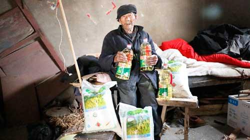 ������Ҫ��ô�������ǽ�����50λʰ�����ˣ�ÿ��Ϊ������ȥ����Ĵ��׺�ʳ�����Լ�100Ԫ������������ף�50Ԫ*12��*50λ=30000Ԫ��ʳ���ͣ�25Ԫ*12Ͱ*50λ=15000Ԫ���������100Ԫ*12��*50λ= 60000Ԫ����ĿԤ���ܼ�105000Ԫ��