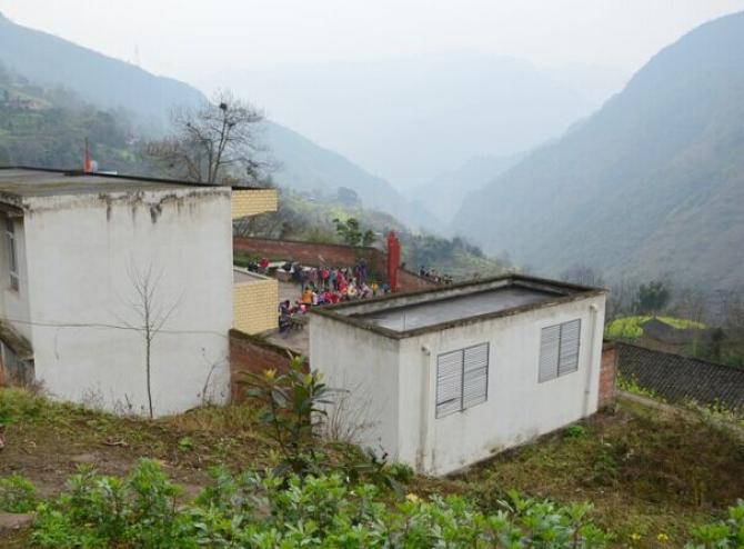 云山雾照,这是一幅美丽的画卷!你在惊叹山的雄伟对吗?你曾知道山的深处还有一群可爱的孩子!山里的孩子,他们因为大山的雄伟而望不见山外还有美丽的世界。山里的孩子,他们因为家庭的贫困而无缘一套崭新的校服。