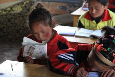 ��Ƭ�е�СŮ�������ຣʡ������������ݣ����Ҽ�ƶ���ش�����ɣ����ķŮ��ְҵѧУ������Ůͯ�����Կ������Ƕ�ô���е��ڼ�ȡ֪ʶ����������Ϊ�������ı����˵�Ψһ;����