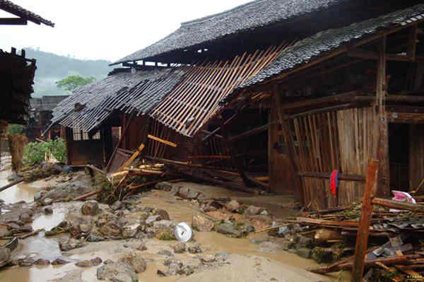 2015��7��22�գ�������������ͻ�����ش���Ϯ�������ֵ������ܰ��겻����ˮ�����������������¼��������ʷ��ֵ��������������������������ʷ����ˮ�����ȫ��17���磨�򣩲�ͬ�̶����֡�