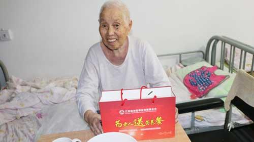 Ϊ���ա��㽭�����ա����ϵȵ�2000λũ��ƶ�����ˣ��ر��ǹ¹ѡ�ʧ�ܡ��ճ�����ÿ����ȥһ�д��ͱ������������ڼ���ʱ��������ݱ��ϡ�һ�д��ͱ��������ͻ���һ��������ʽ�ı�����·�����ÿ�д��ͱ�55Ԫ����Ŀ�ܼƣ�2000��*55Ԫ=110000Ԫ��